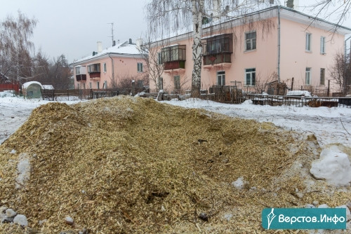 Пригнали технику, срубили деревья. В Магнитогорске на детской площадке посреди жилого квартала затеяли стройку