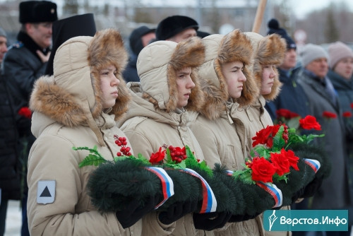 «У нас великолепная российская армия». Магнитогорск отмечает День защитника Отечества