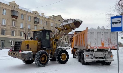 Вывозят снег с основных магистралей и прилегающих улиц. В Магнитогорске снегоуборочная техника работает в круглосуточном режиме