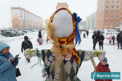 Сотни блинов с чаем! В Магнитогорске на проводах зимы съели рекордное число масленых блинов