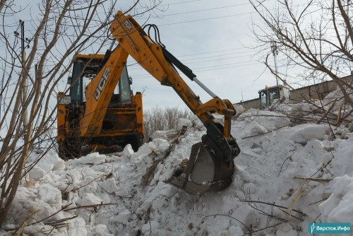 Пик таяния придётся на апрель. В Магнитогорске проводят противопаводковые мероприятия: вывозят снег и чистят канавы