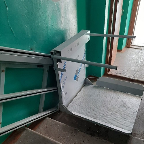 Платформа в подъезде. В Магнитогорске установили подъёмник для инвалида-колясочника