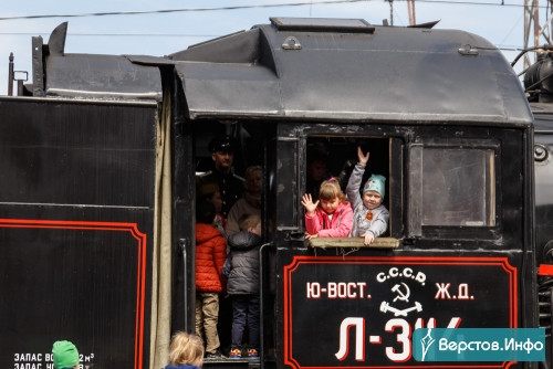 Песни, танцы и стихи на перроне. В Магнитогорск сегодня прибыл «Поезд Победы»