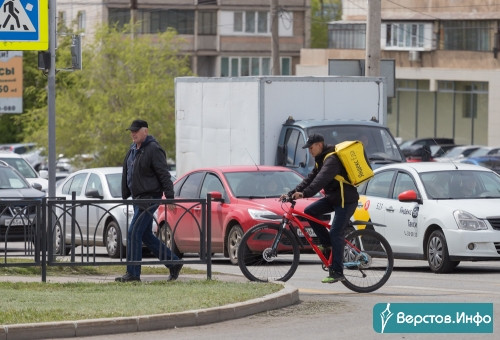 Скорость может быть опасной. В Магнитогорске юных велосипедистов учат спешиваться перед пешеходным переходом