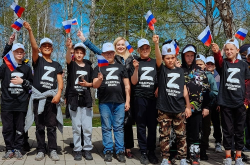 Ходили строем и учили гимн. Участниками первой патриотической смены стали 90 школьников из Магнитогорска