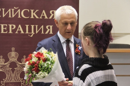 Лично поздравили каждого. В Магнитогорске подросткам вручали паспорта глава города и начальник полиции