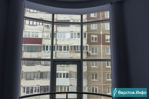 С высоты шестого этажа. В Челябинске 37-летняя мать выбросила из окна двух сыновей, а потом прыгнула сама