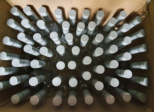 Полицейские изъяли 7 200 бутылок поддельного алкоголя. Одним из фигурантов дела стал житель Магнитогорска