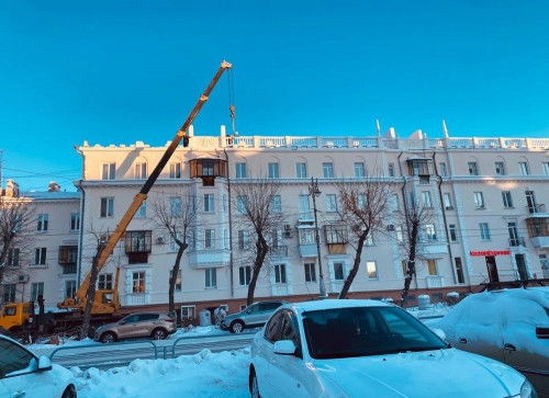 Сделают из тех же материалов. Разрушенную балюстраду на крыше дома № 19 на проспекте Ленина восстановят