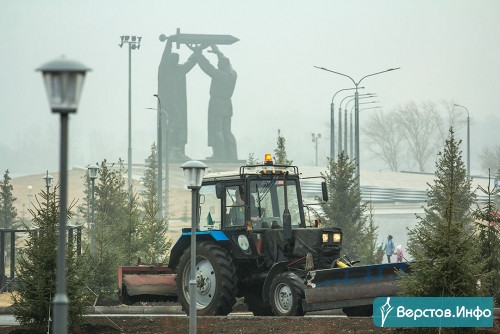 Очистили от грязи более 500 тысяч «квадратов» тротуаров. В Магнитогорске в круглосуточном режиме продолжается уборка улиц