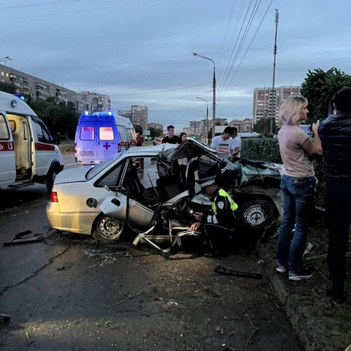 Пассажир авто скончался в больнице. В Магнитогорске иномарка влетела в электроопору