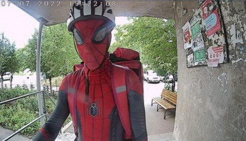 «Не все герои носят плащи». Человек-паук устроился на работу в службу доставки в Магнитогорске