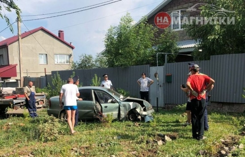 Его остановил забор. В Магнитогорске водитель попал в ДТП, удирая от полицейских