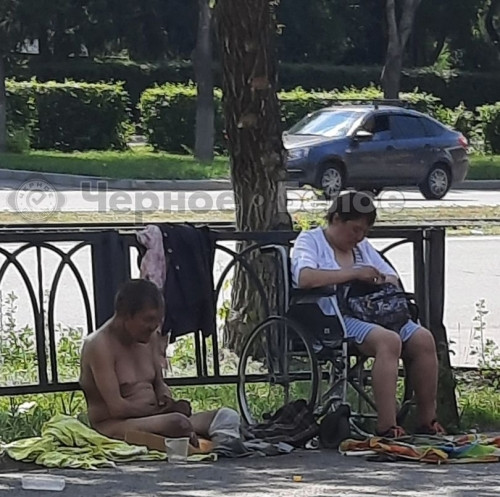 А попрошайка-то голый! Жителей возмутил мужчина без одежды в центре Магнитогорска