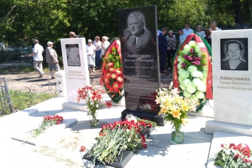 Возложили цветы. На могиле бывшего главы Магнитогорска Виктора Аникушина установили новую плиту
