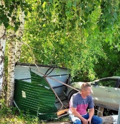 В Магнитогорске ищут очевидцев жуткого ДТП в садах. Иномарка сбила двух женщин, стоявших на остановке