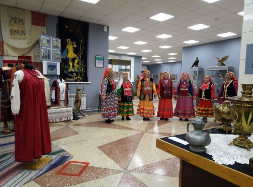 Этнический колорит. В краеведческом музее открылась выставка национальных костюмов
