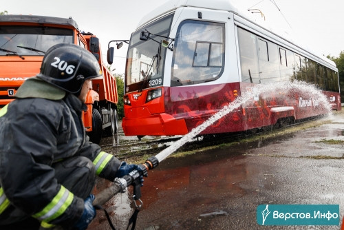Грузовик протаранил трамвай с пассажирами. В Магнитогорске экстренные службы провели необычную тренировку