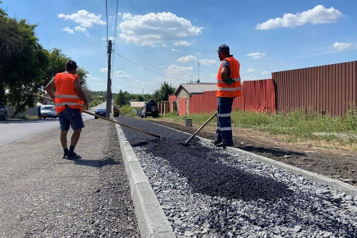 Решение жителей. В посёлке Димитрова строят тротуар протяженностью почти 2 км