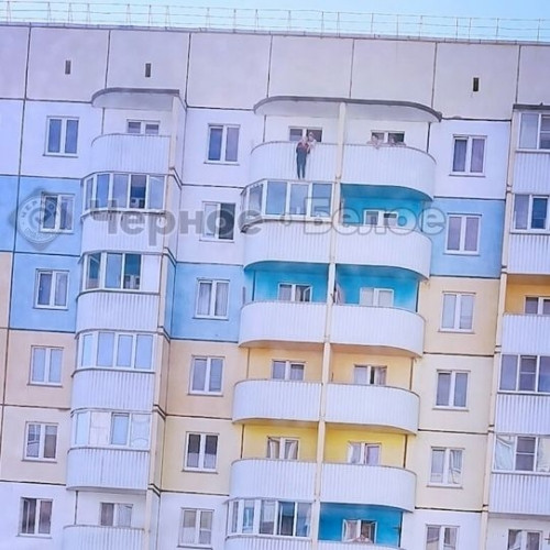 Могла сорваться с 10-го этажа. В Магнитогорске спасли девушку, повисшую на балконе