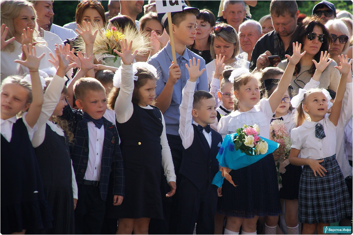 Верстов магнитогорск учатся ли сегодня школьники. День знаний линейка. Школа Магнитка. Школьный Верстов Магнитогорск. СШ 3 Магнитогорск.