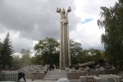 Закончат работы в сентябре. На мемориалах Левобережного кладбища Магнитогорска идёт реконструкция
