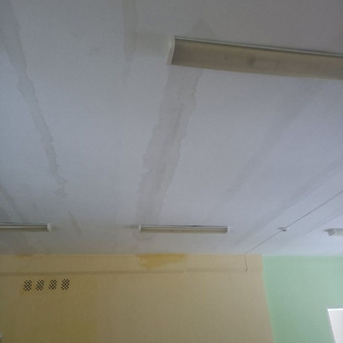«Всё по срокам, всё по контрактам». В Магнитогорске после дождя затопило второй этаж детского сада