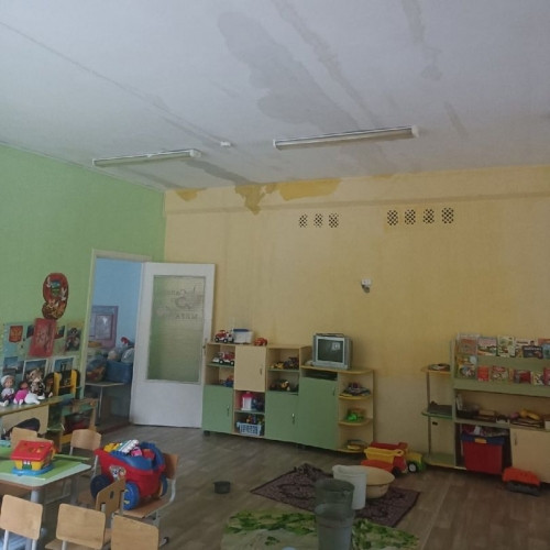 «Всё по срокам, всё по контрактам». В Магнитогорске после дождя затопило второй этаж детского сада