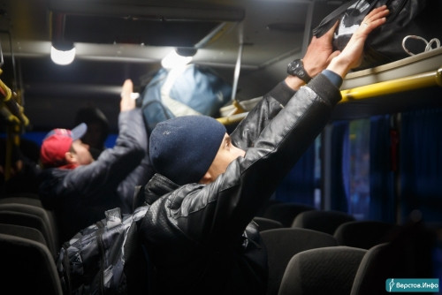 Мобилизованных южноуральцев сутки продержали в автобусе в Елани. Информацию подтвердил омбудсмен
