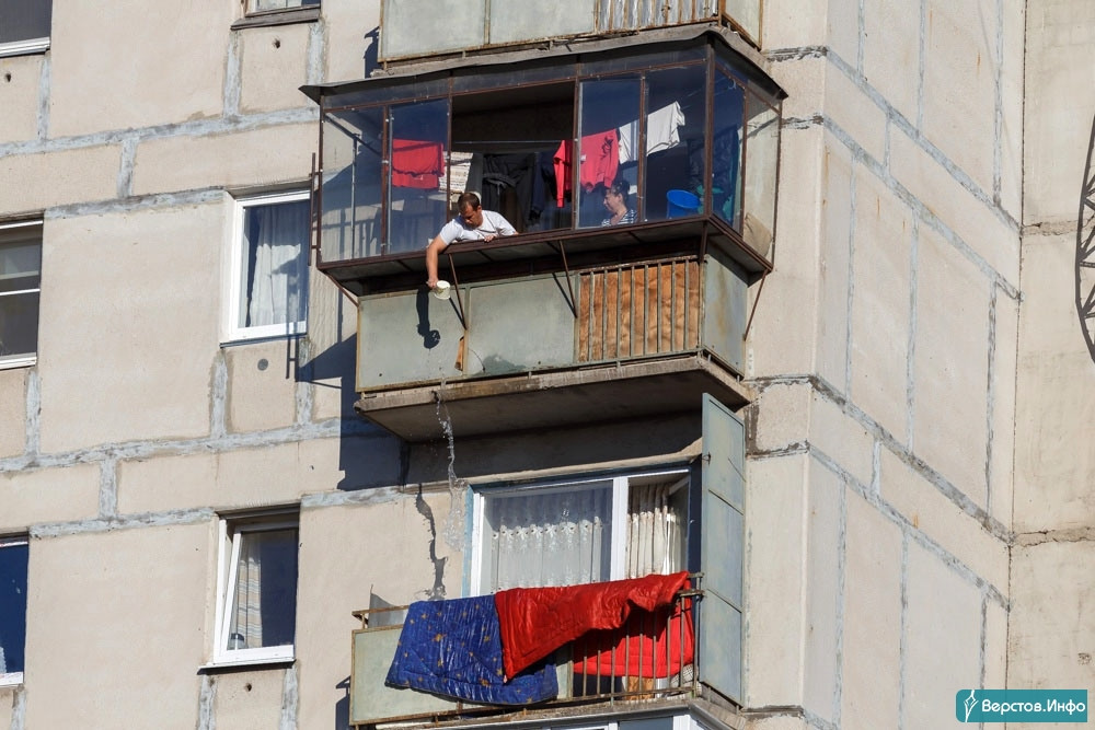 Пока я на балконе сверху жирный. Балкон в пятиэтажке. Красивая пятиэтажка. Двухэтажное здание с балконом. Мужчина на балконе многоэтажки.