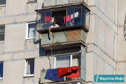 Водяной обстрел. В Магнитогорске житель многоэтажки решили насолить соседям или тушил балкон?