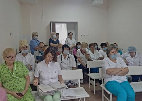В канун празднования Дня пожилого человека в роддоме поздравили санитарок – ветеранов медицинского учреждения