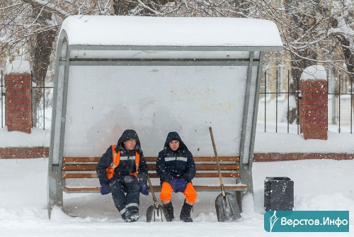 В ГИБДД города заявили о сложных дорожных условиях. На улицах Магнитогорска работает 50 единиц снегоуборочной техники