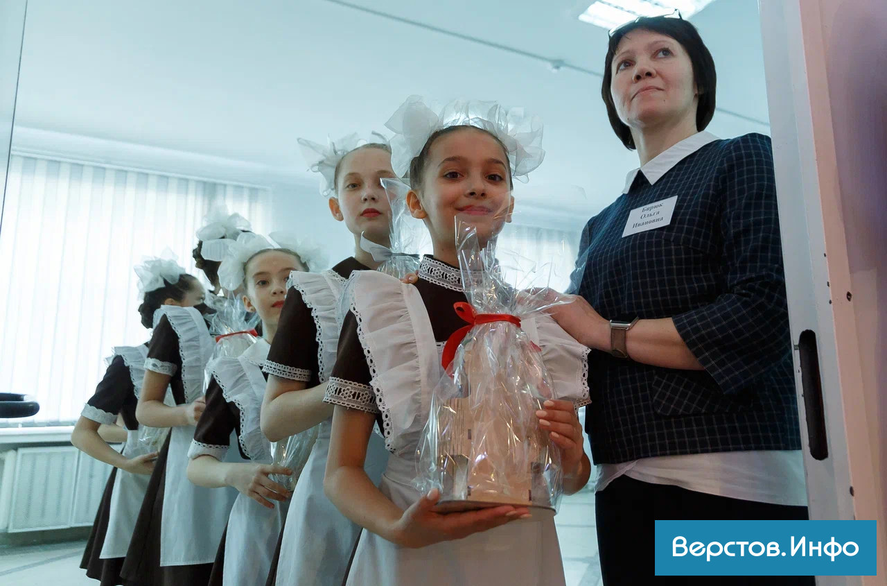 Верстов инфо магнитогорск учатся ли дети. Учителя школы 58 Магнитогорск. Педагоги Новаторы фото. Работники и учителя новаторской школы в поселке Новатор. Пеликан учитель года Адыгеи.